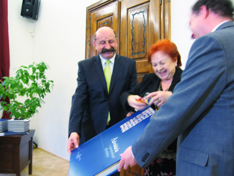 Céčkami v tvare paragrafov vyprevadili knihu do života jej krstní rodičia, Ladislav Hrežďovič, Vilma Slopovská a Peter Kerecman.  foto: Zuzana Krútka